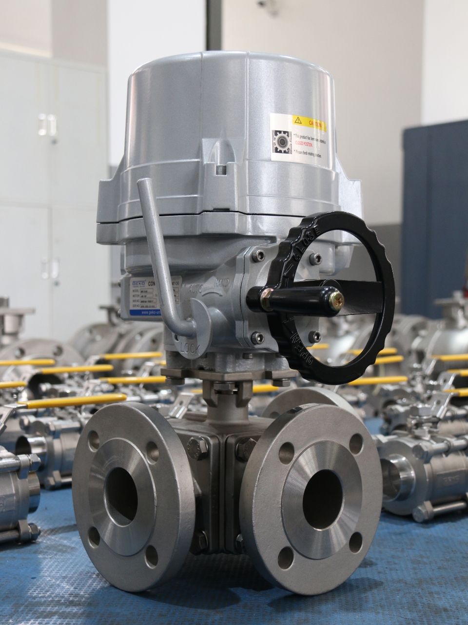 운영 시스템에 통합된 수정된 비례 3방향 제어 볼 밸브